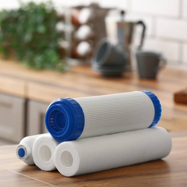 Jak wybrać filtr do wody? Porównanie mechanicznych, węglowych i zmiękczających