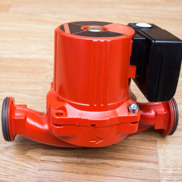 Czym różni się pompa cyrkulacyjna od pompy obiegowej?